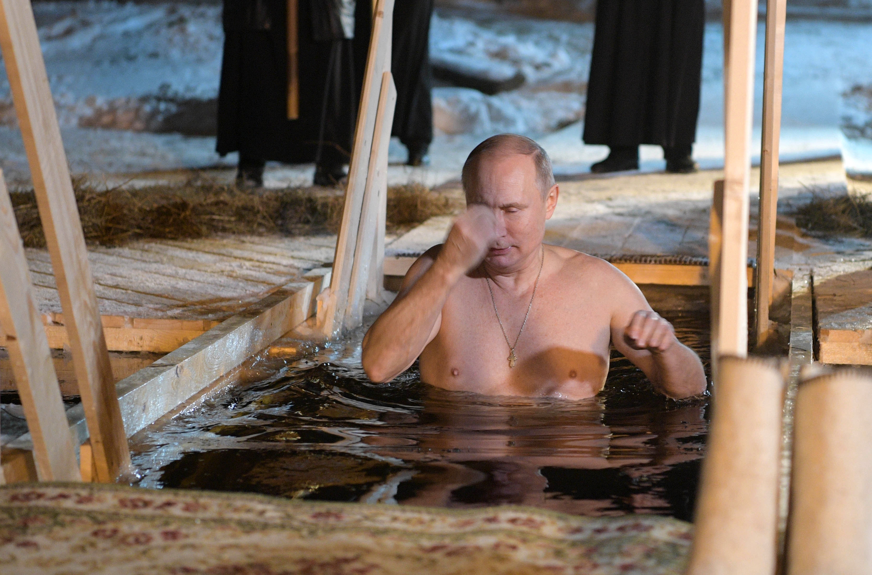FOTO | Vladimir Putin, la bustul gol. Președintele rus a făcut baie într-un lac
