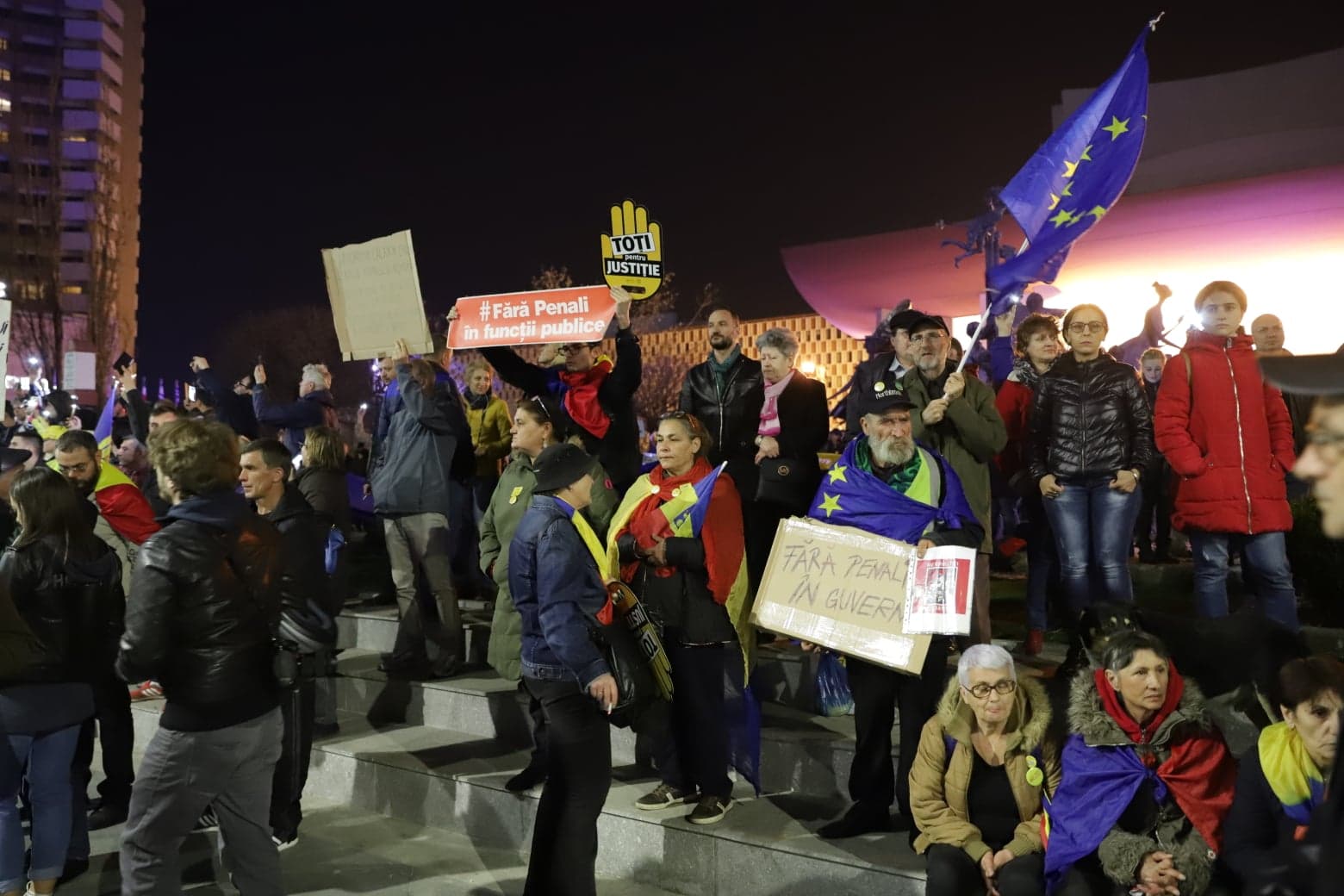 FOTO&VIDEO/ Sute de oameni au protestat sâmbătă seară în Piața Universității. Tudor Chirilă și regizorul Stere Gulea, printre protestatari