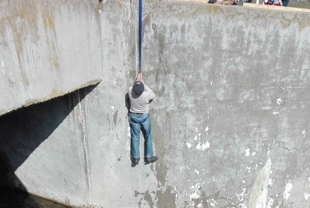 Imagini emoționante din timpul operațiunii de salvare a unui câine din Iași