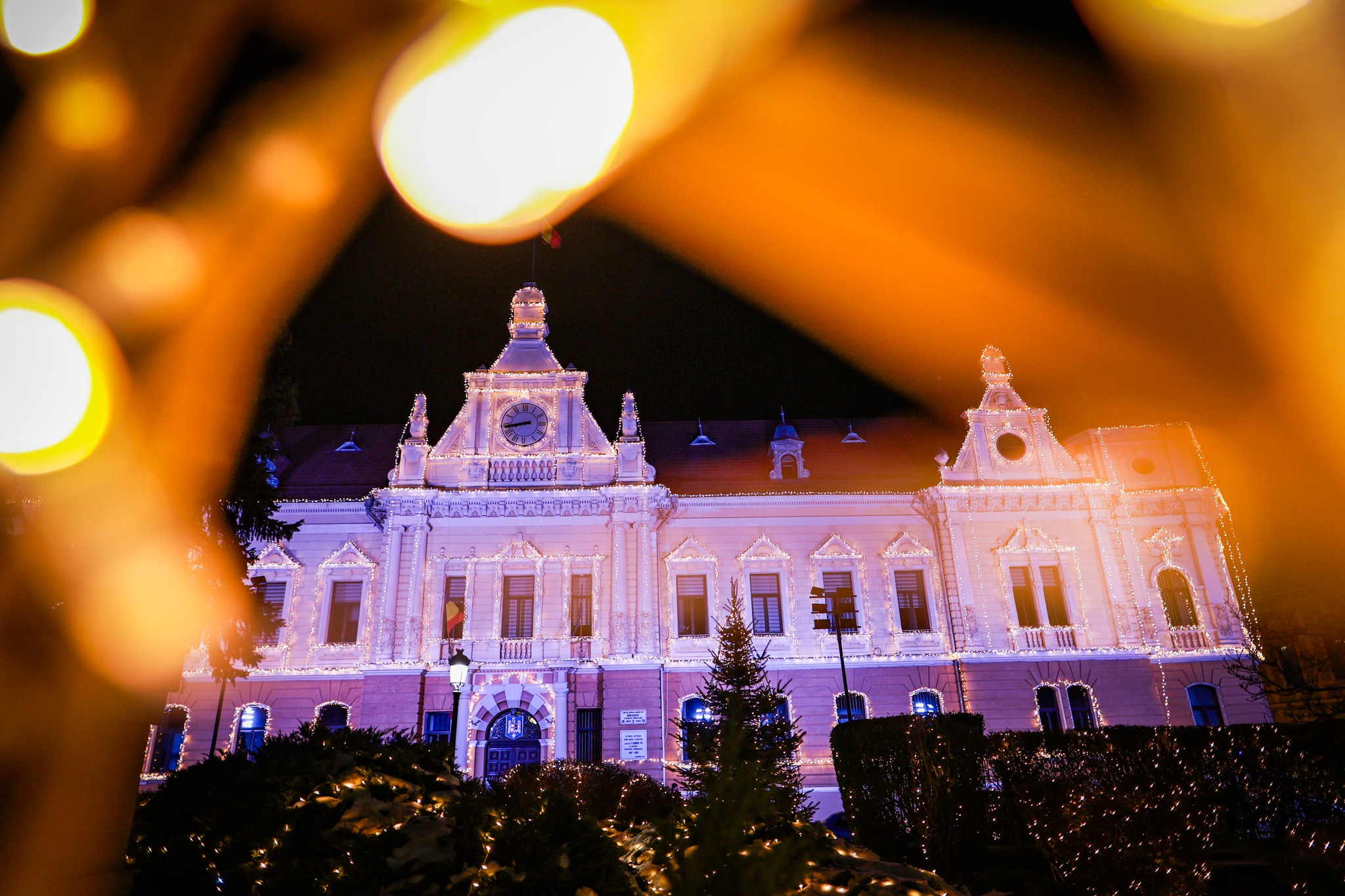 FOTO. Spectacol gastronomic la târgul de Crăciun de la Brașov. De la cârnați, sarmale și piftie la turtă dulce, cozonac și ciocolată de casă