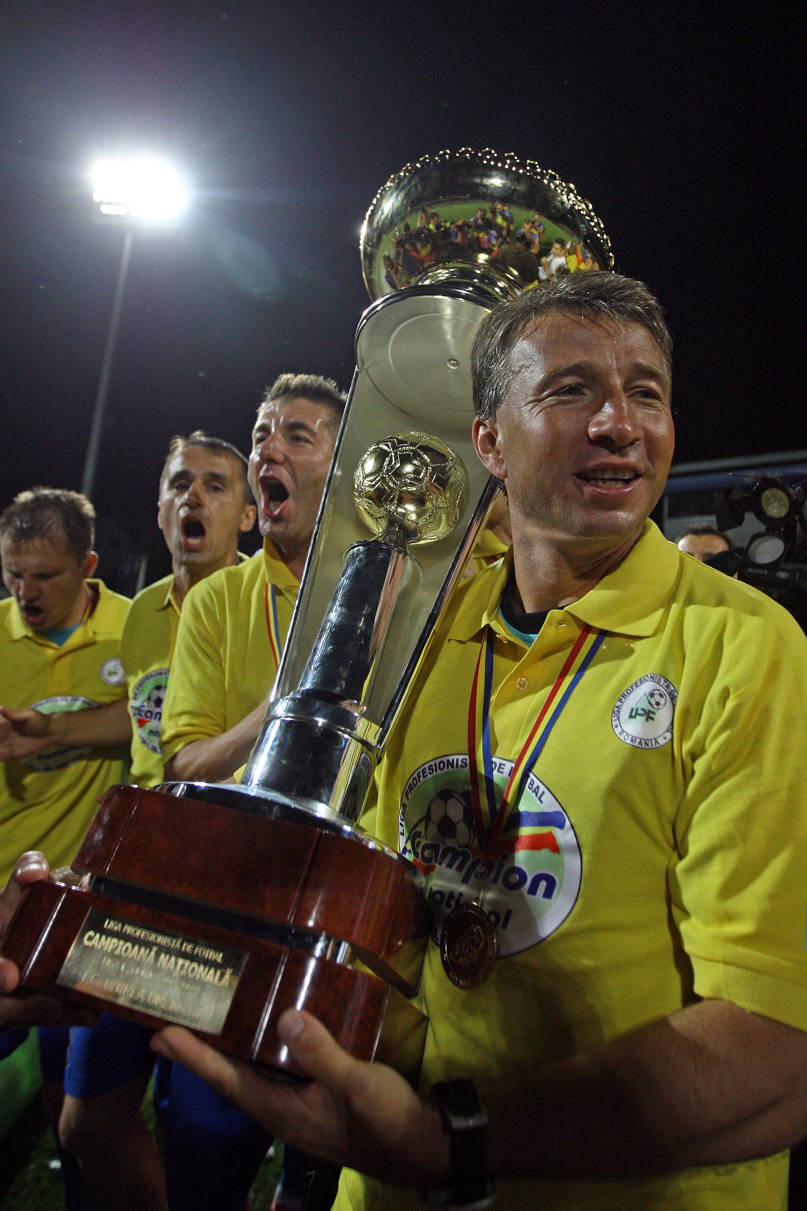 Dan Petrescu, cel mai tare antrenor din Generația de Aur. ”Bursucul”, aproape de al doilea titlu în România
