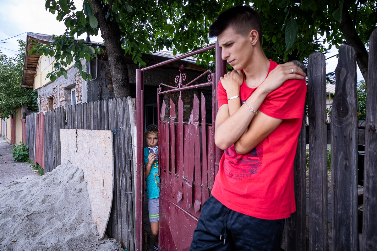 La 19 ani, abandonat de părinţi, Cristi pune pâinea pe masă şi îşi creşte fratele mai mic! “Mama ne-a luat şi televizorul când a plecat”
