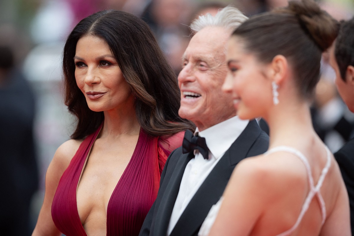 Michael Douglas a apărut la Cannes 2023 cu Catherine Zeta-Jones, însă fiica lor a atras atenția. Cum arată Carys la 20 de ani