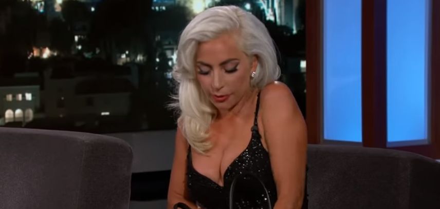 Nu și-a putut lua ochii de la posteriorul lui Lady Gaga! Prezentator TV, fermecat de "dotările" artistei | FOTO