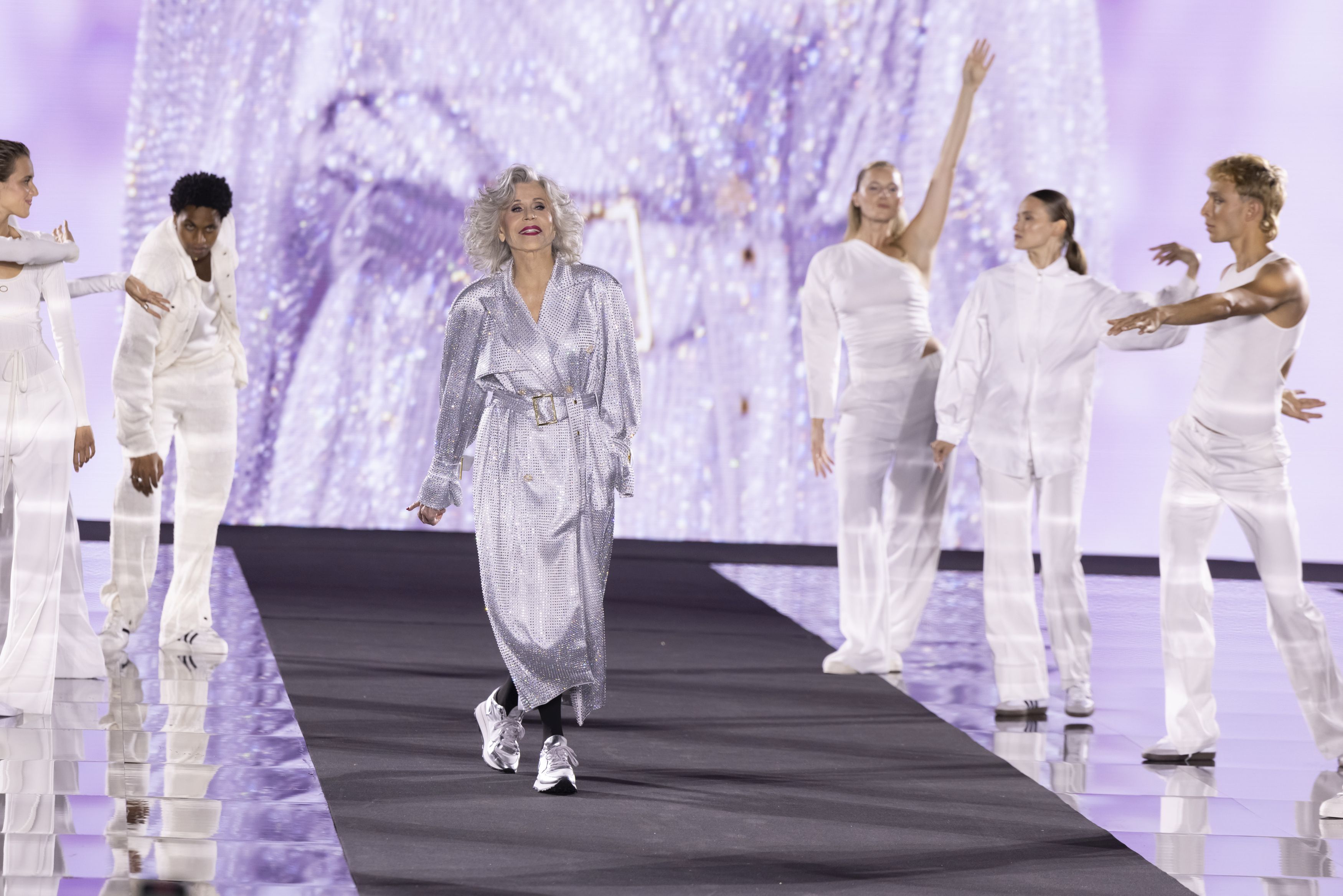 La 86 de ani, actrița Jane Fonda a strălucit în cadrul unui show de modă la Paris I VIDEO