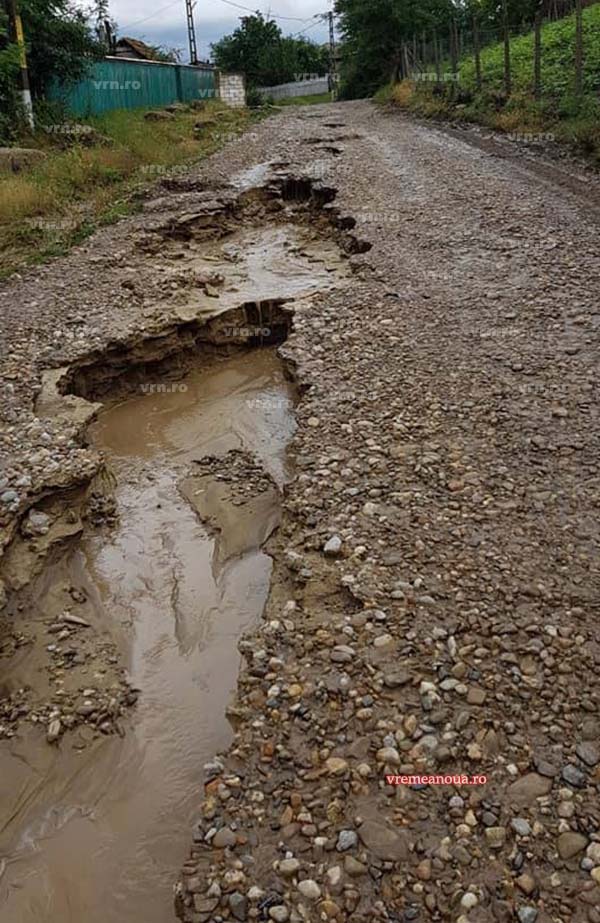 Inundații în Pogana, județul Vaslui. Locuințe și drumuri, acoperite de apă