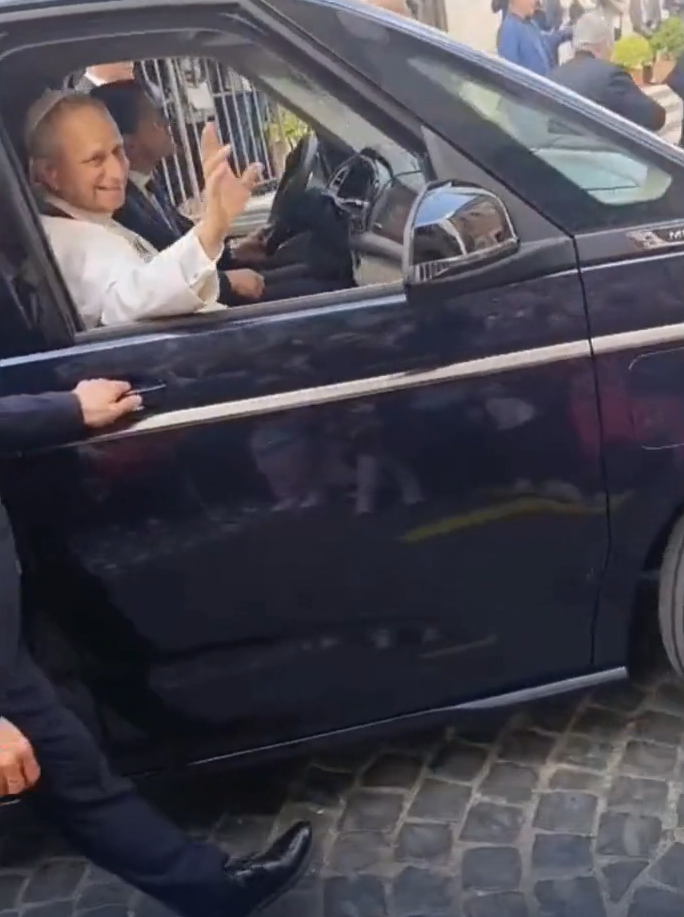 Papa Leon al XIV-lea schimbă tradiția: ce mașină folosește noul Suveran Pontif