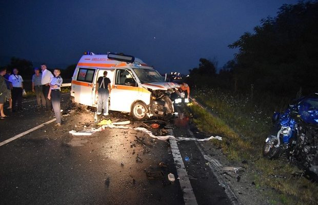 Accident violent cu ambulanța în apropiere de Caransebeș. Ambii șoferi au murit