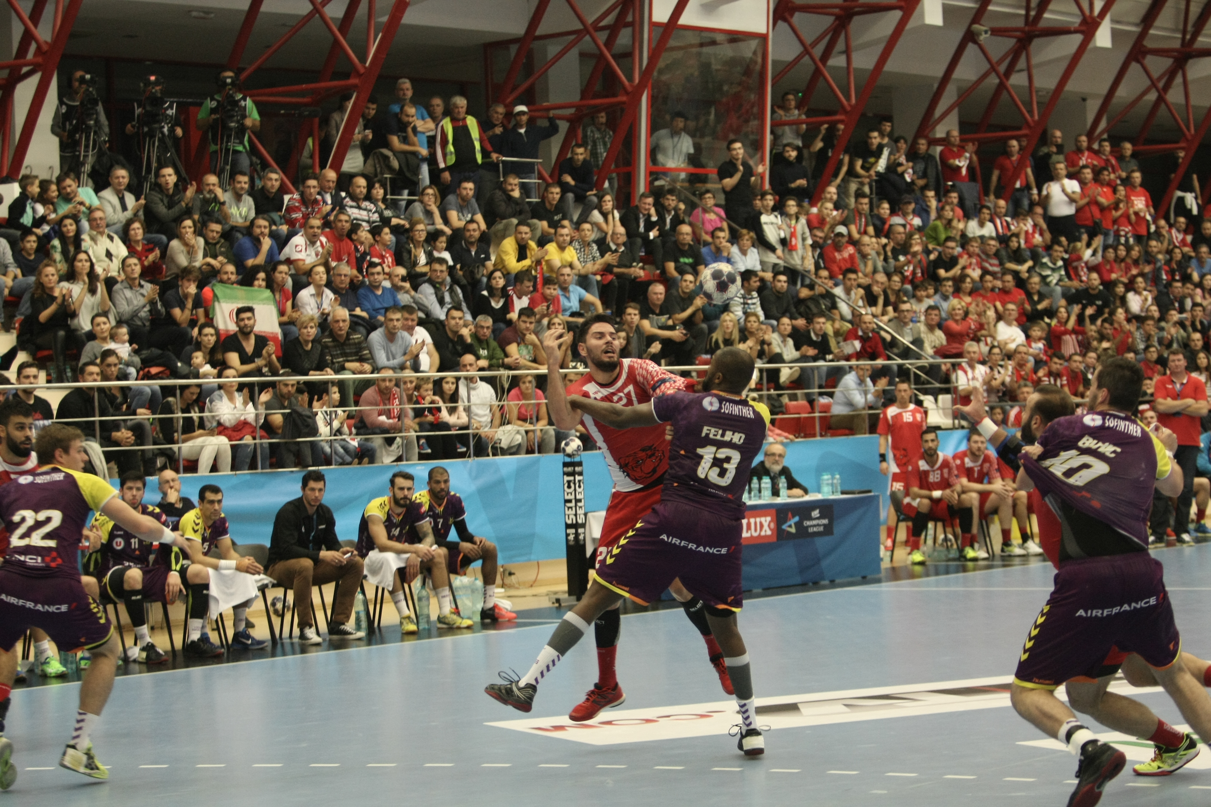 Dinamo a pierdut dramatic cu Nantes, în Liga Campionilor la handbal / GALERIE FOTO