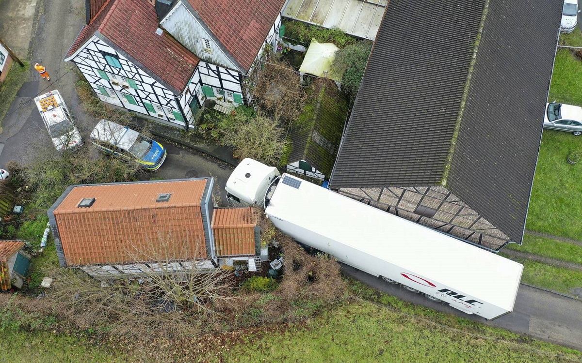 Un șofer român a crezut că șoseaua e prin curtea unei ferme și a lovit cu camionul de 40 de tone o casă veche de 600 de ani, în Germania