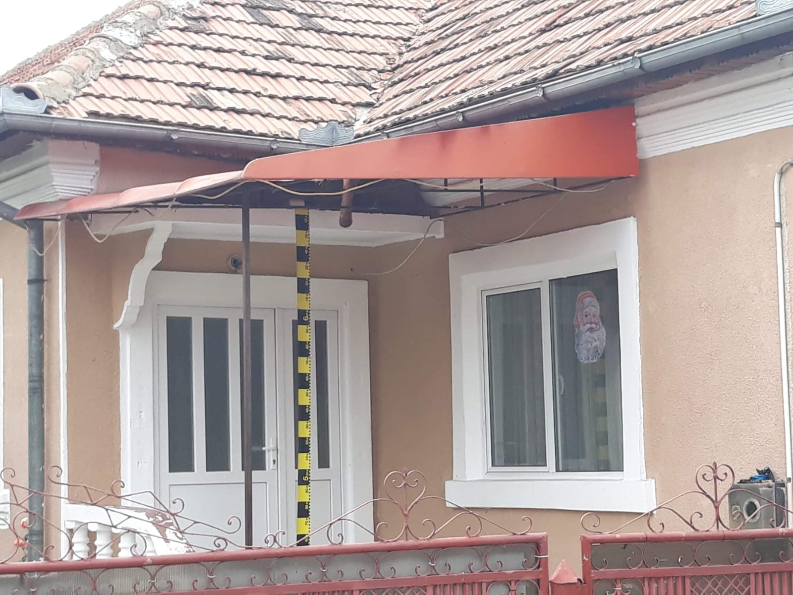 Ce a găsit o fată de 12 ani pe acoperișul unei case din Craiova. O bucată dintr-un picior de om atârna pe copertină/ GALERIE FOTO