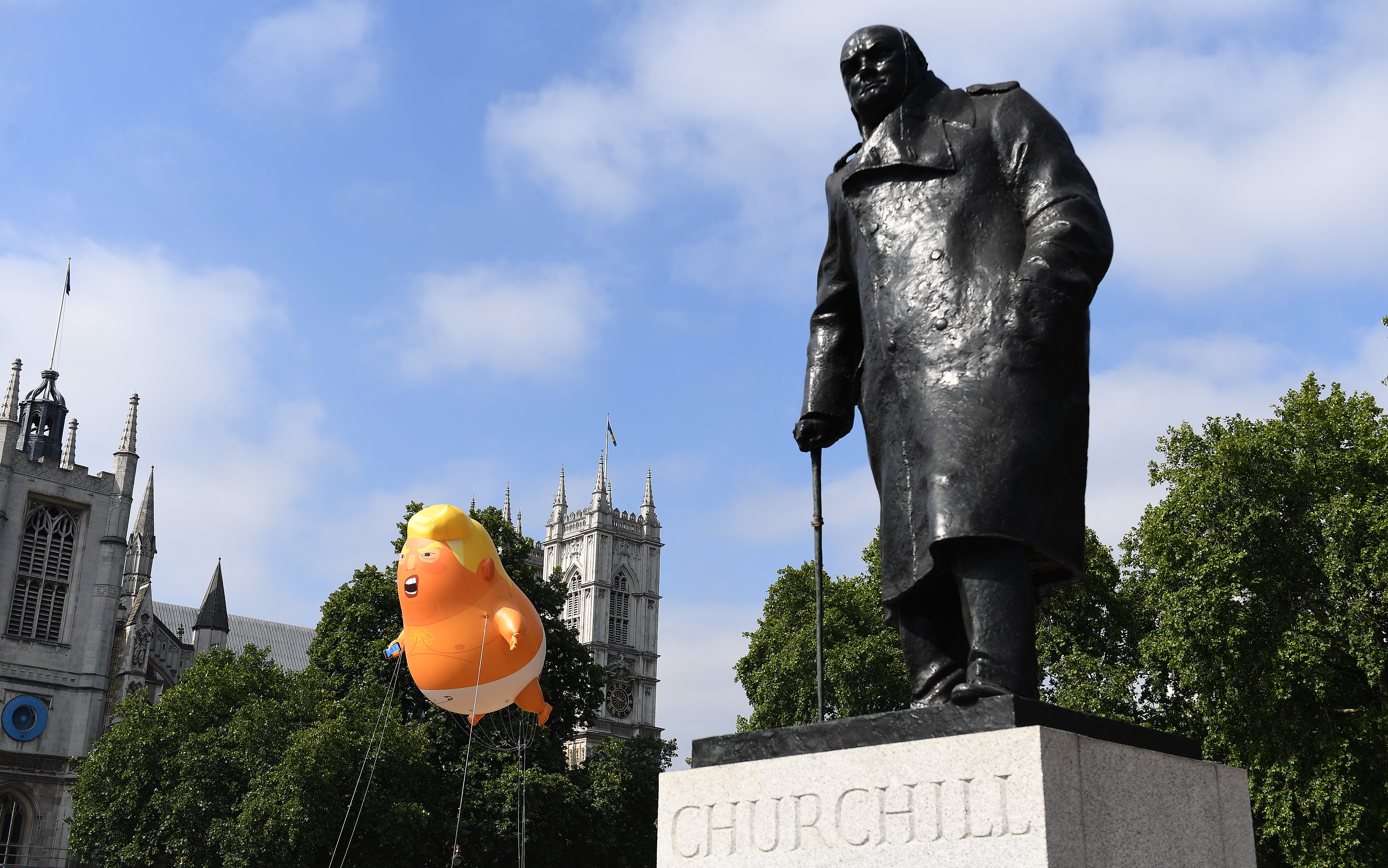 FOTO | Zeci de mii de oameni protestează la Londra împotriva vizitei lui Trump în Marea Britanie