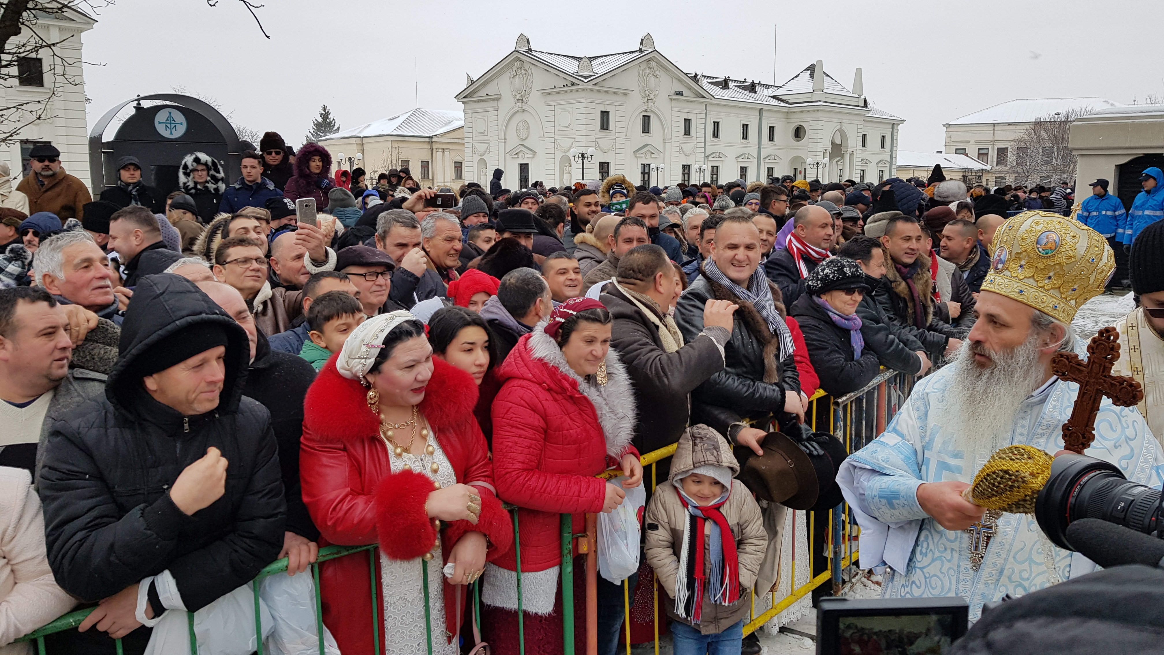 VIDEO&FOTO/ Peste 15.000 de litri de agheasmă au fost împărțiți la Iași. Nici anul acesta nu au lipsit îmbrâncelile și certurile