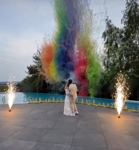 Imagini de la nunta actriței Ilona Brezoianu. S-a căsătorit religios cu Andrei într-un decor special, cu multe lămâi, lângă piscină