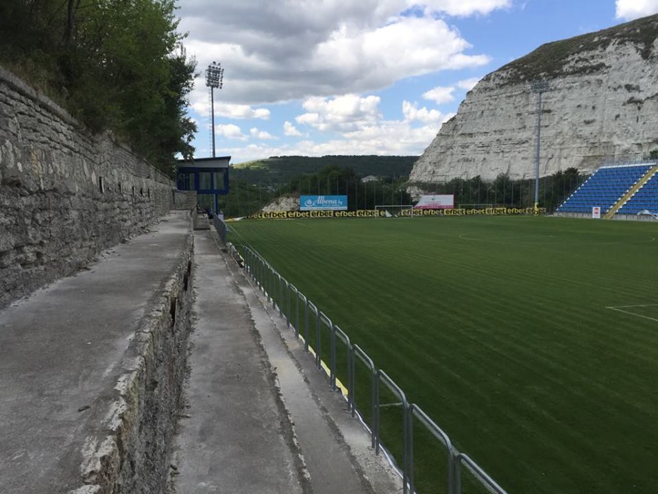 Așa arată stadionul din Balcik pe care Farul vrea să joace în Liga 2. ”Sunt bineveniți aici!”. Omul care a ucis Dinamo în 1995 antreneaza echipa Cernomoreț din localitate