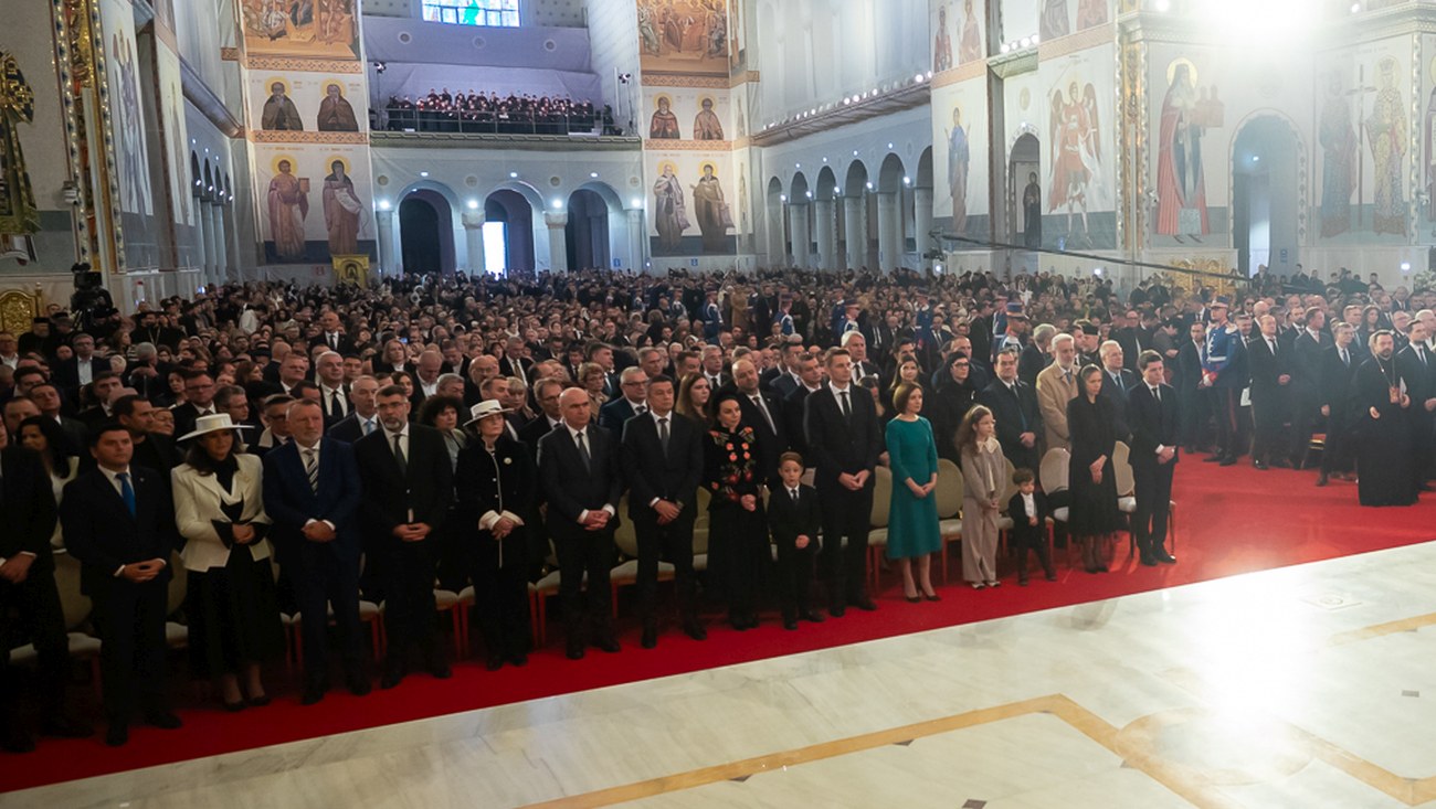 Ilie Bolojan și Sorin Grindeanu s-au ignorat reciproc în Catedrala Mântuirii Neamului după scandalurile din coaliție. Au fost așezați unul lângă altul