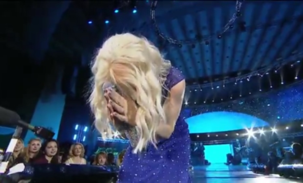 Loredana, în genunchi pe scenă. A cântat cu lacrimi în ochi | FOTO&VIDEO