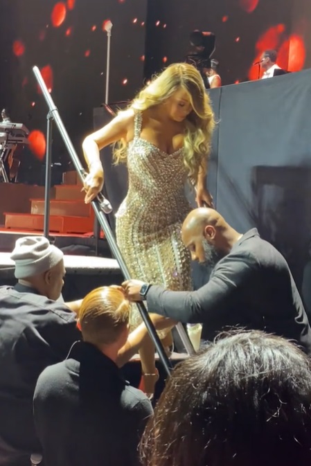 Rihanna, cerință îndrăzneață pentru Mariah Carey: Pe ce parte a corpului a pus-o să-i dea un autograf. Video