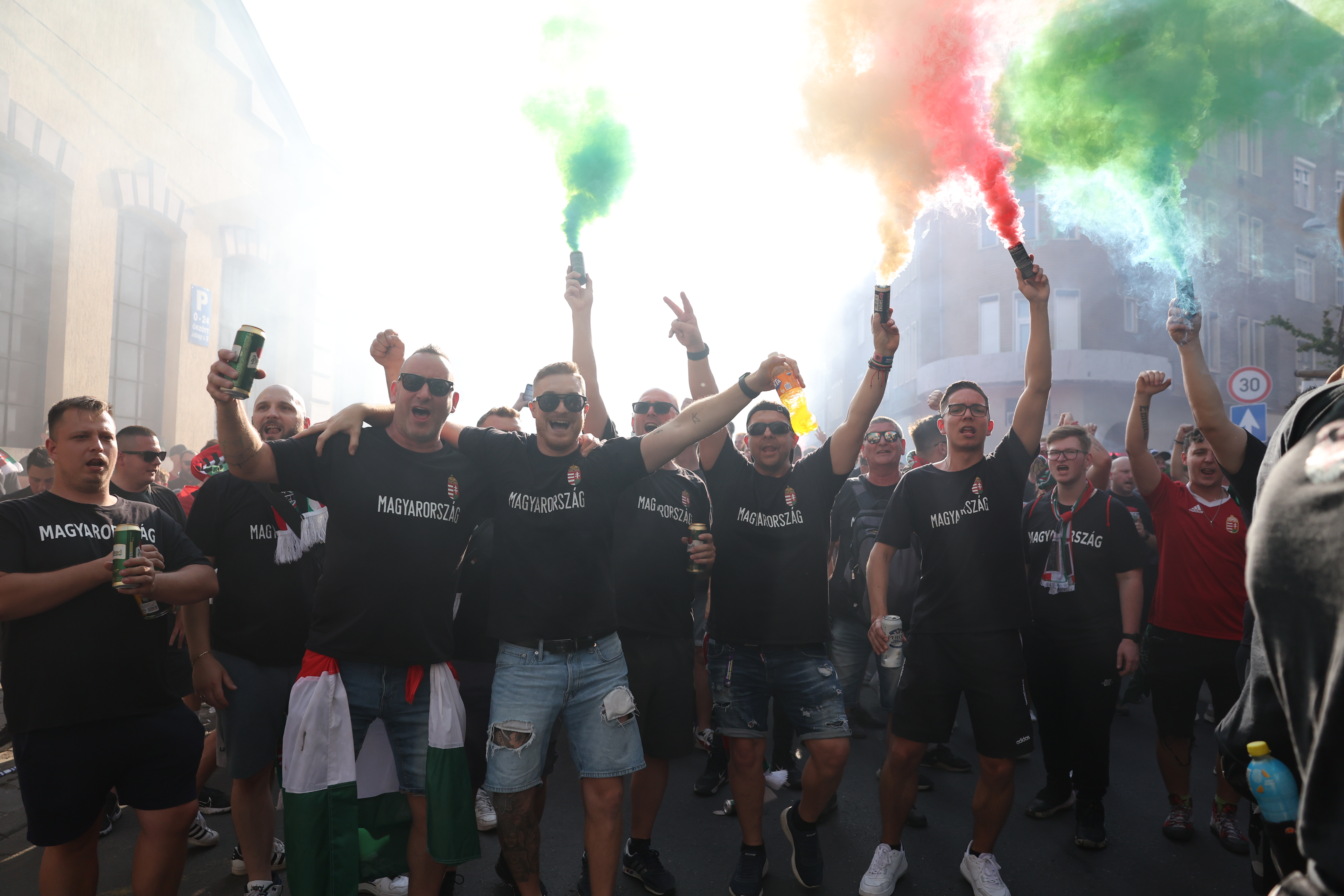 Így vonultak a szurkolók a Puskás Arénához a svédek elleni meccs előtt – galéria