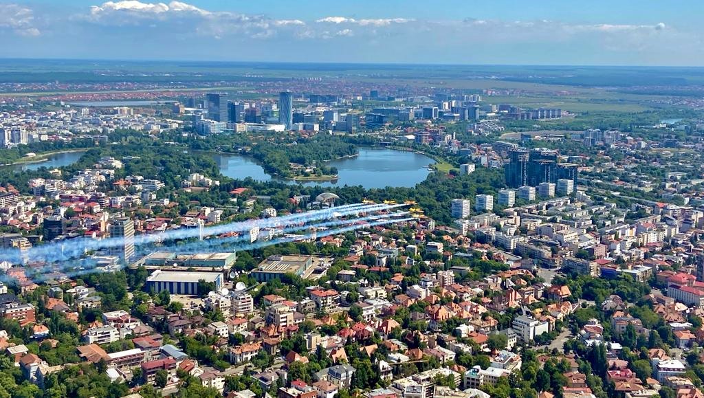 Piloţii de acrobație au survolat principalele spitale din Bucureşti, în semn de respect față de cadrele medicale. Imagini aeriene spectaculoase