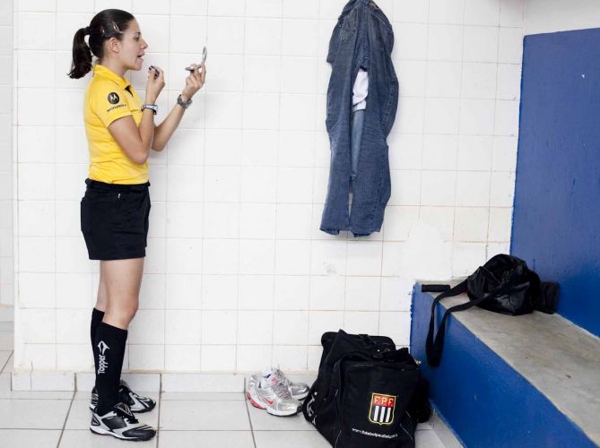 O asistentă din Brazilia şi-a vărsat nervii pe un fotbalist / FOTO&VIDEO