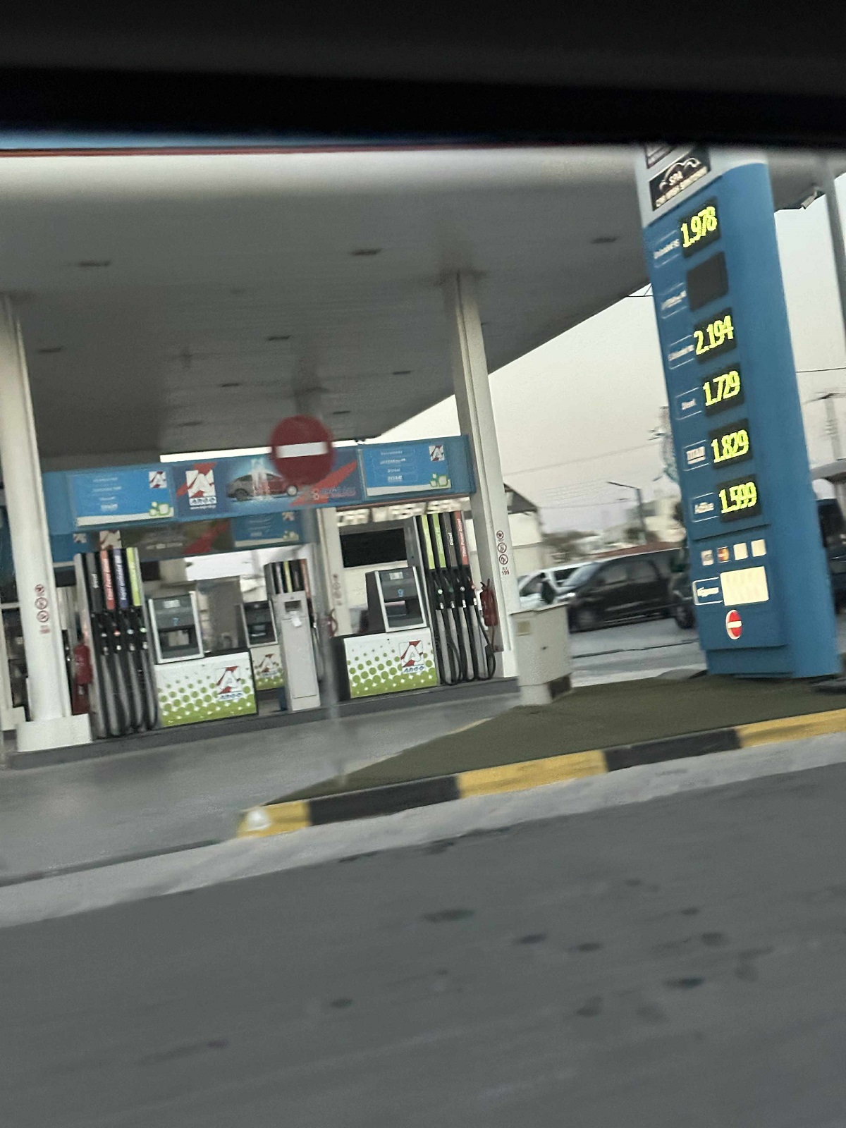 Care este diferența de preț la benzină și motorină între România și una dintre cele mai scumpe insule din Grecia? Destinația are anual aproximativ trei milioane de turiști