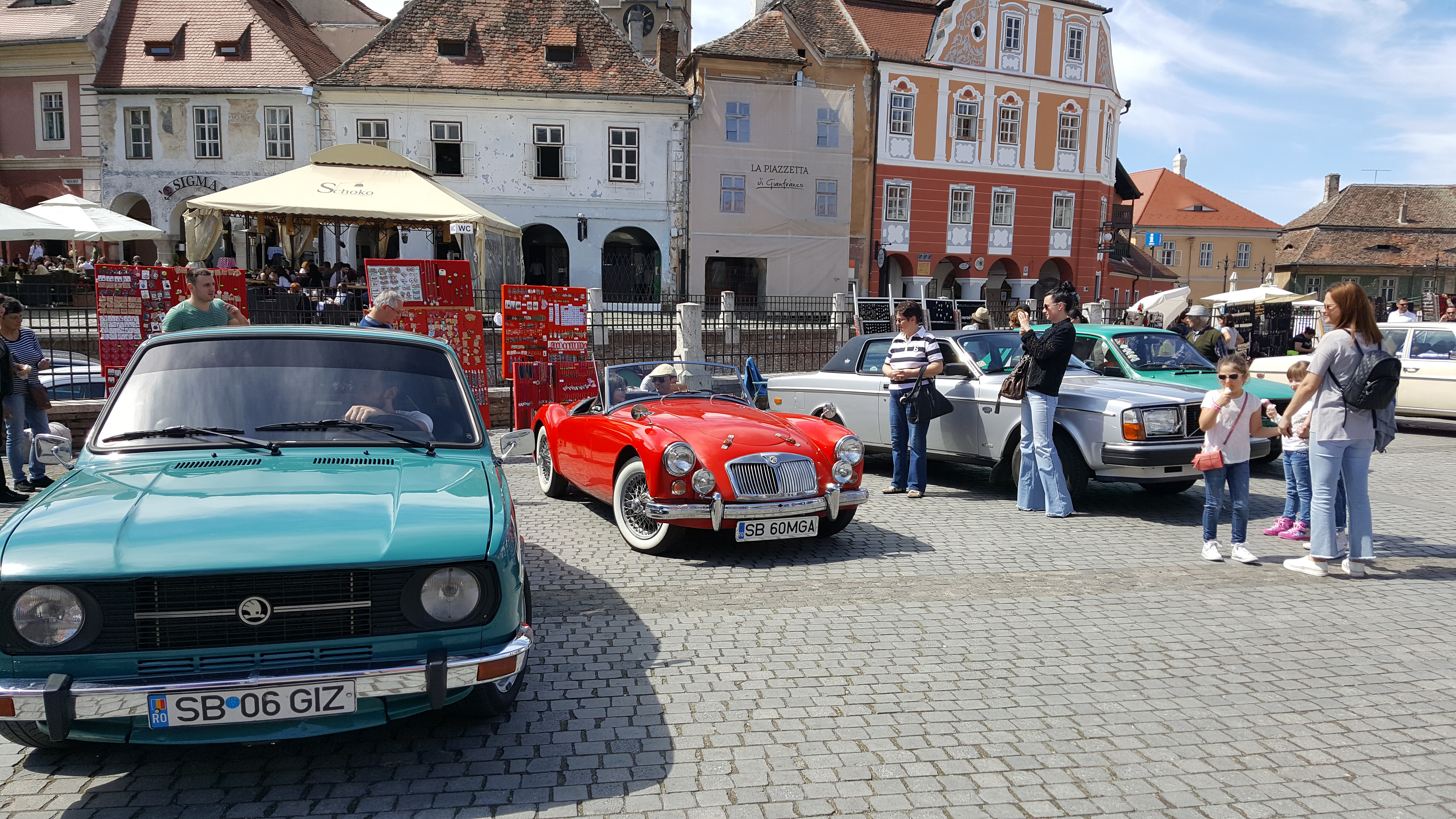 "Retro Parada Primăverii" organizată în zeci de oraşe din ţară! GALERIE FOTO