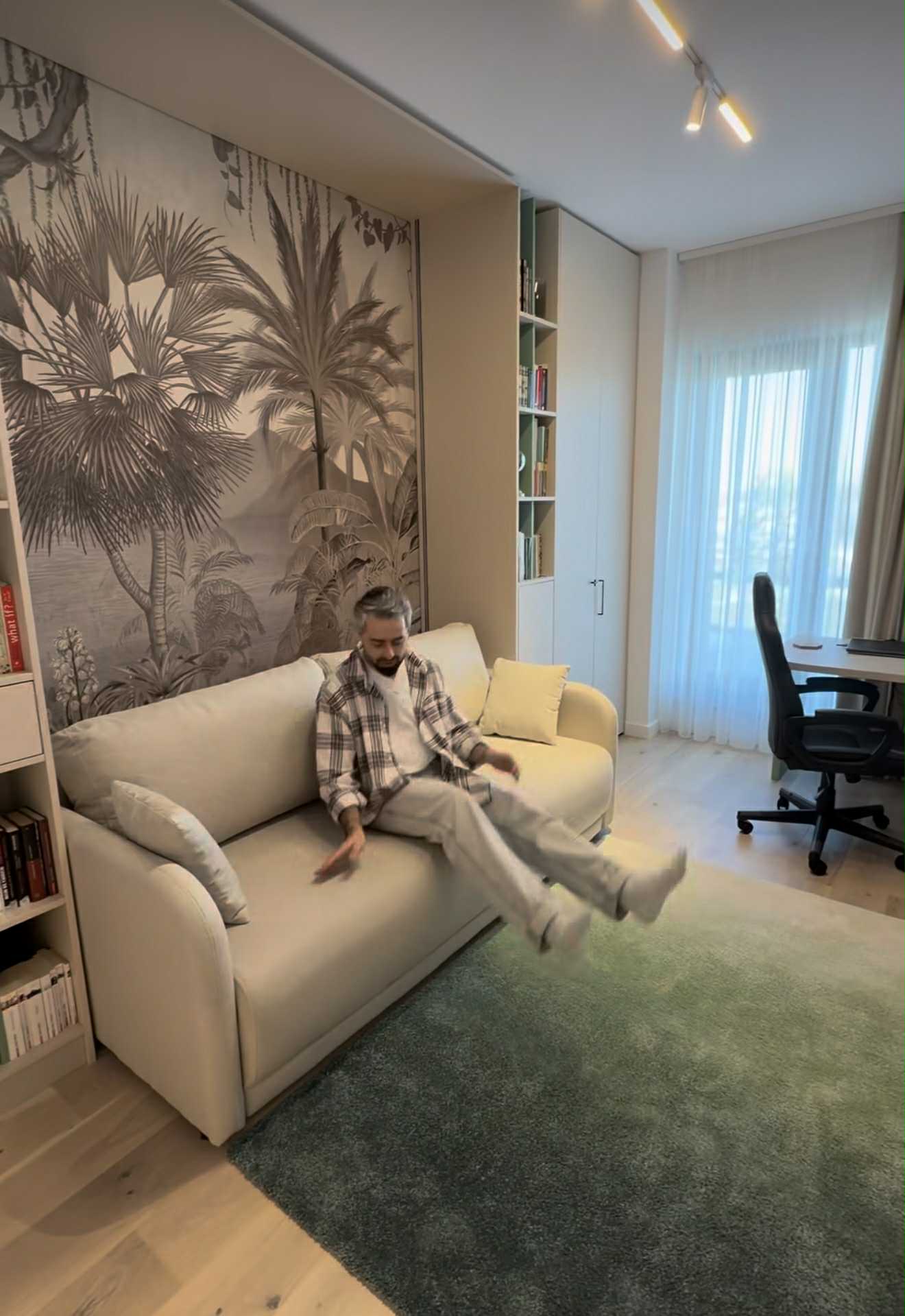 Imagini din apartamentul de lux în care locuiește Radu Bucălae cu soția. Mobila e făcută la comandă, la sfatul designerilor de interior