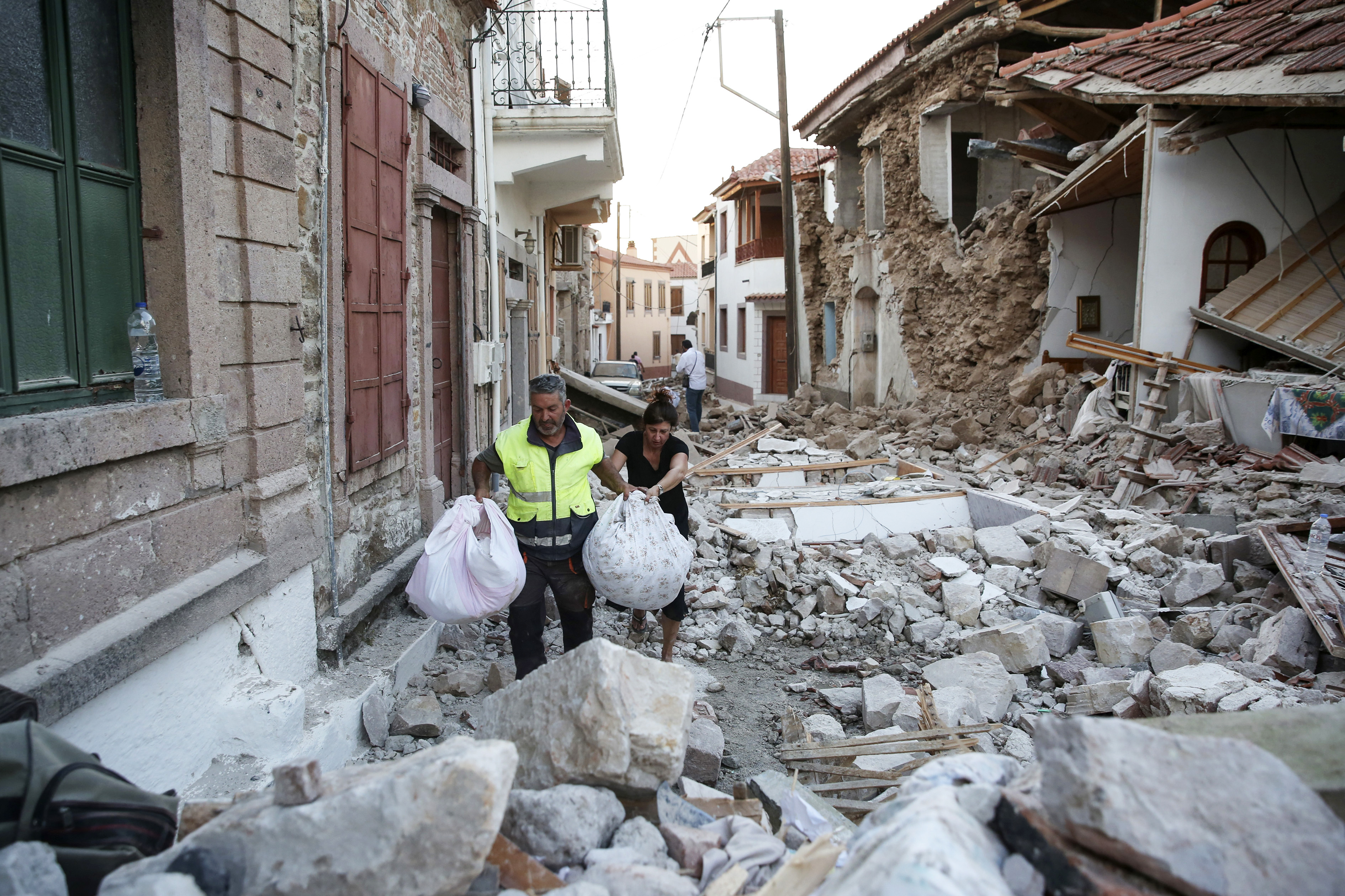 UPDATE | Stare de urgență în insula Lesbos, în urma seismului cu magnitudinea de 6,3 din Marea Egee