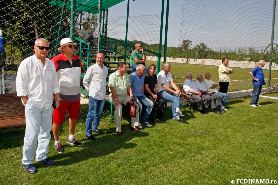 Dinamoviștii au fost vizitați în cantonament de fostele glorii / GALERIE FOTO