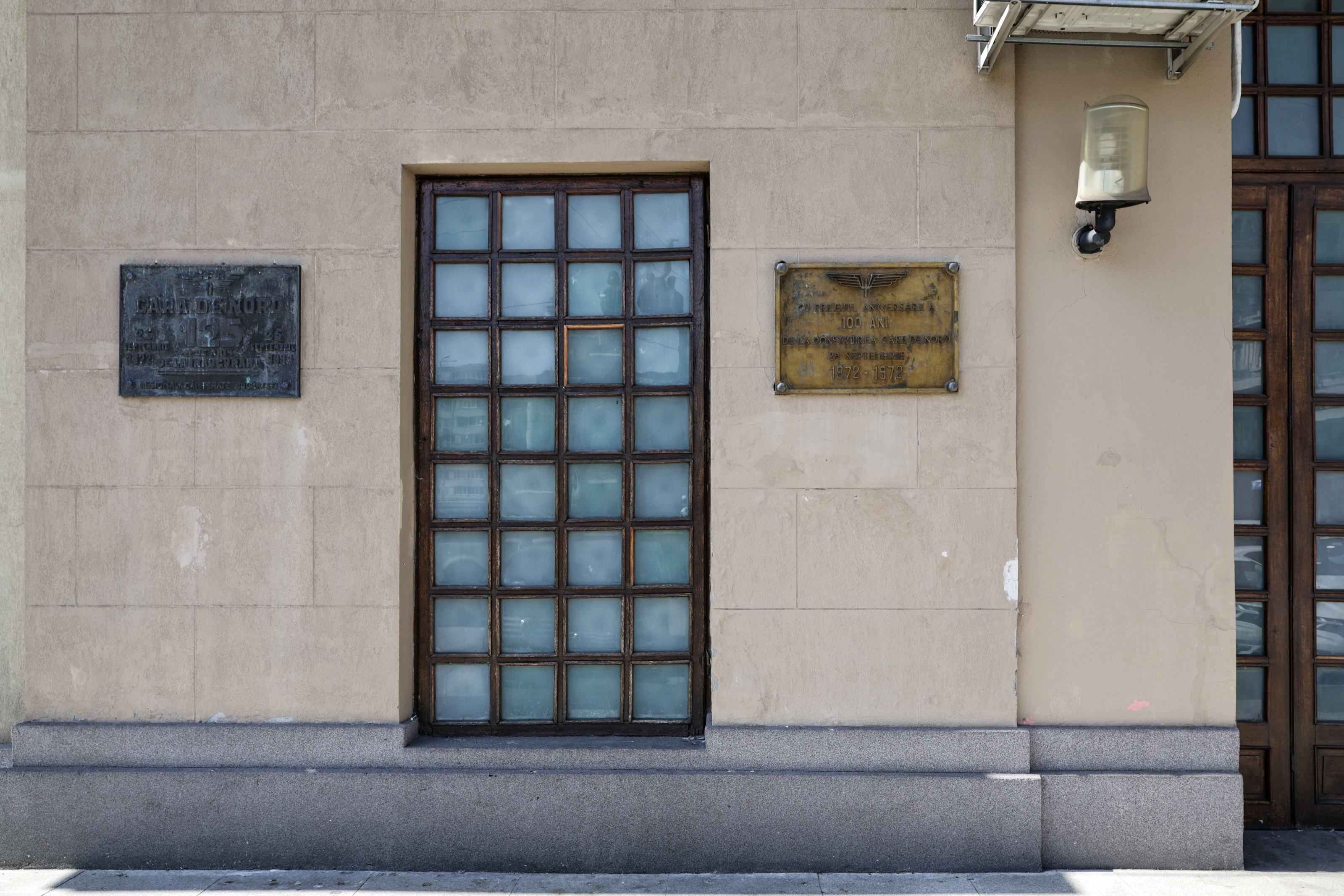Icoane, merdenele și chiloți. Între istorie și mizerie: ce s-a ales de una dintre cele mai importante clădiri din București