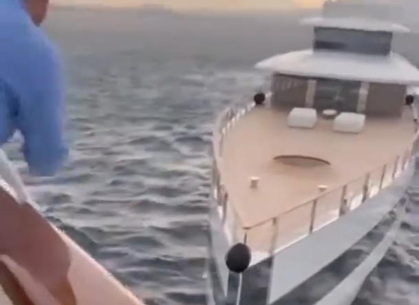 Luxusbaleset: Steve Jobs óriási jachtjának ütközött egy még nagyobb luxushajó - videó