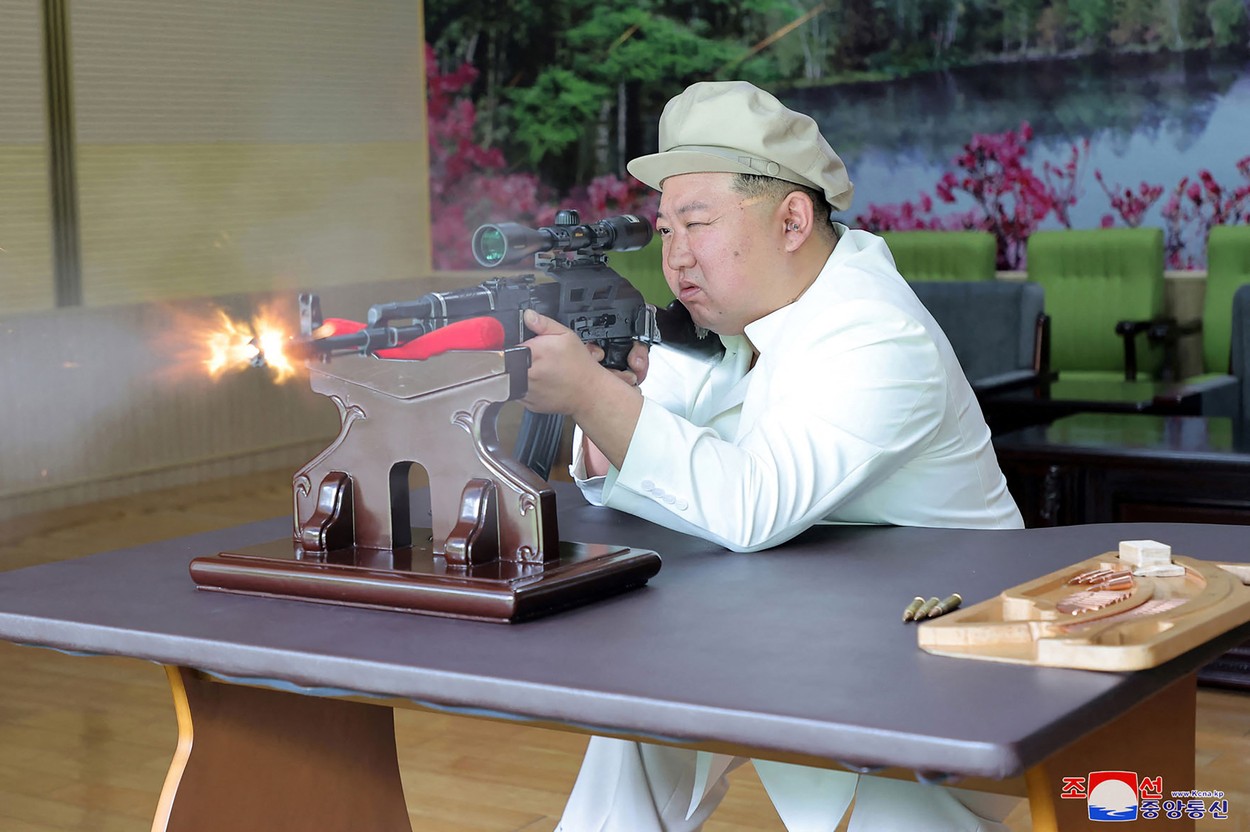 Kim Jong Un, fotografiat când trage cu arma. Liderul nord-coreean, în inspecție la fabricile de armament