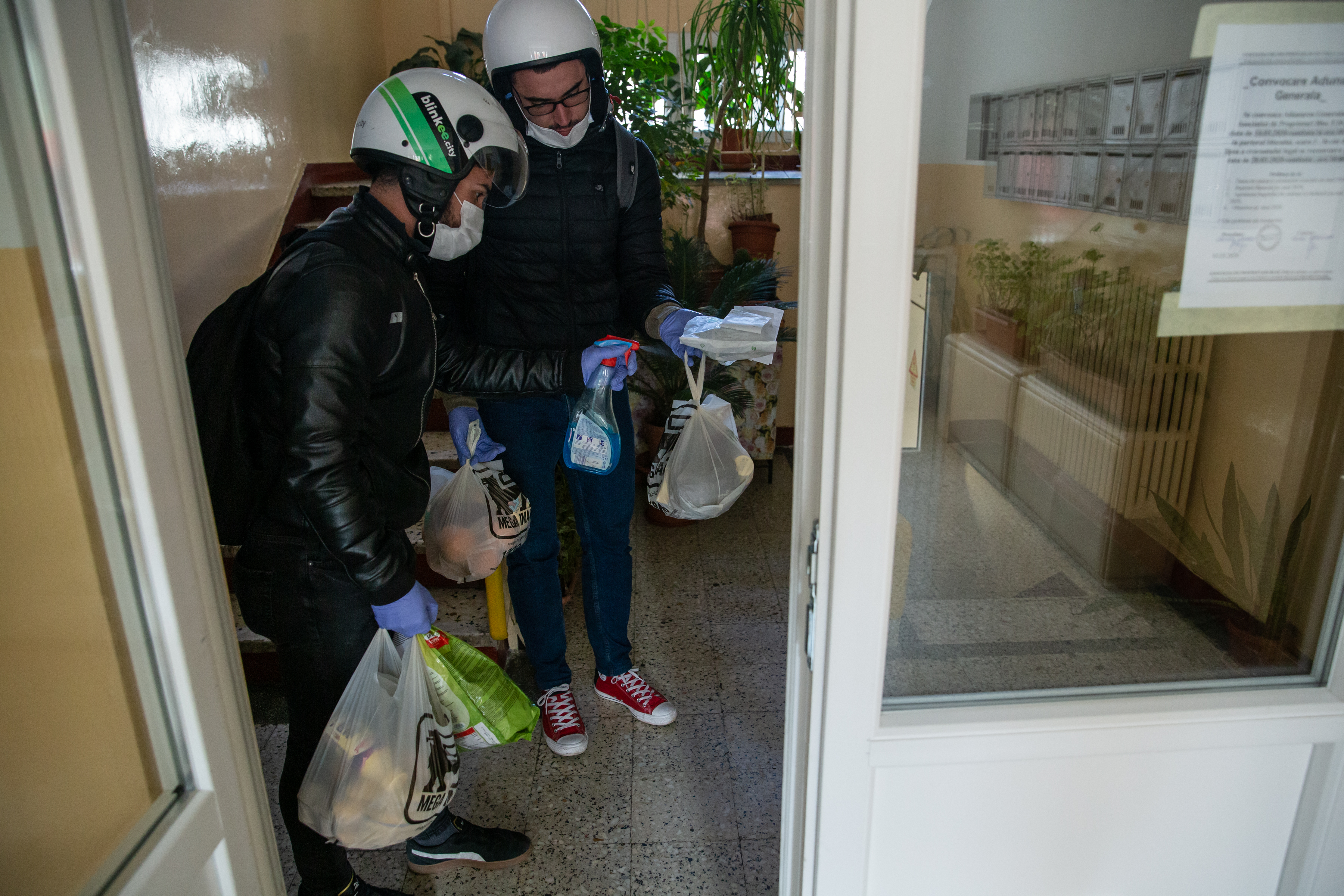 “Ne e teamă, dar ce să facem?”. Vânzători, voluntari și angajați de la salubrizare au ținut societatea funcțională în timpul pandemiei (II)