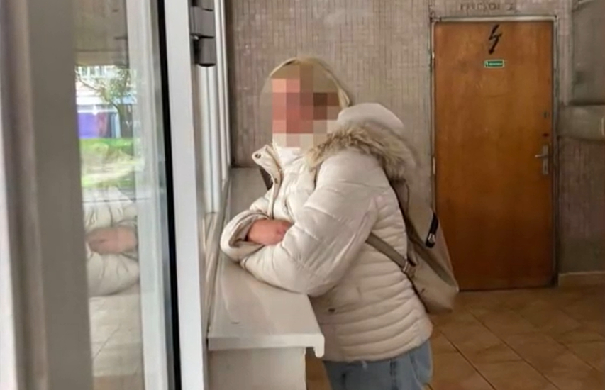 „Meg akarsz dögleni?” – Rettegésben tart egy egész óbudai panelházat egy nő, késsel, fegyverrel fenyegetőzik – videó