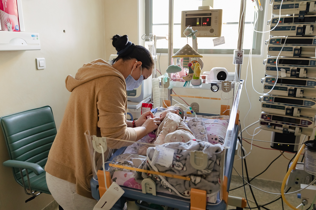 „Grijă pentru nou-născuți”, campanie umanitară a Fundației Ringier pentru achiziționarea unui sistem de livrare a oxidului nitric. Karina, salvată din ghearele morții după șase luni de luptă cu boala
