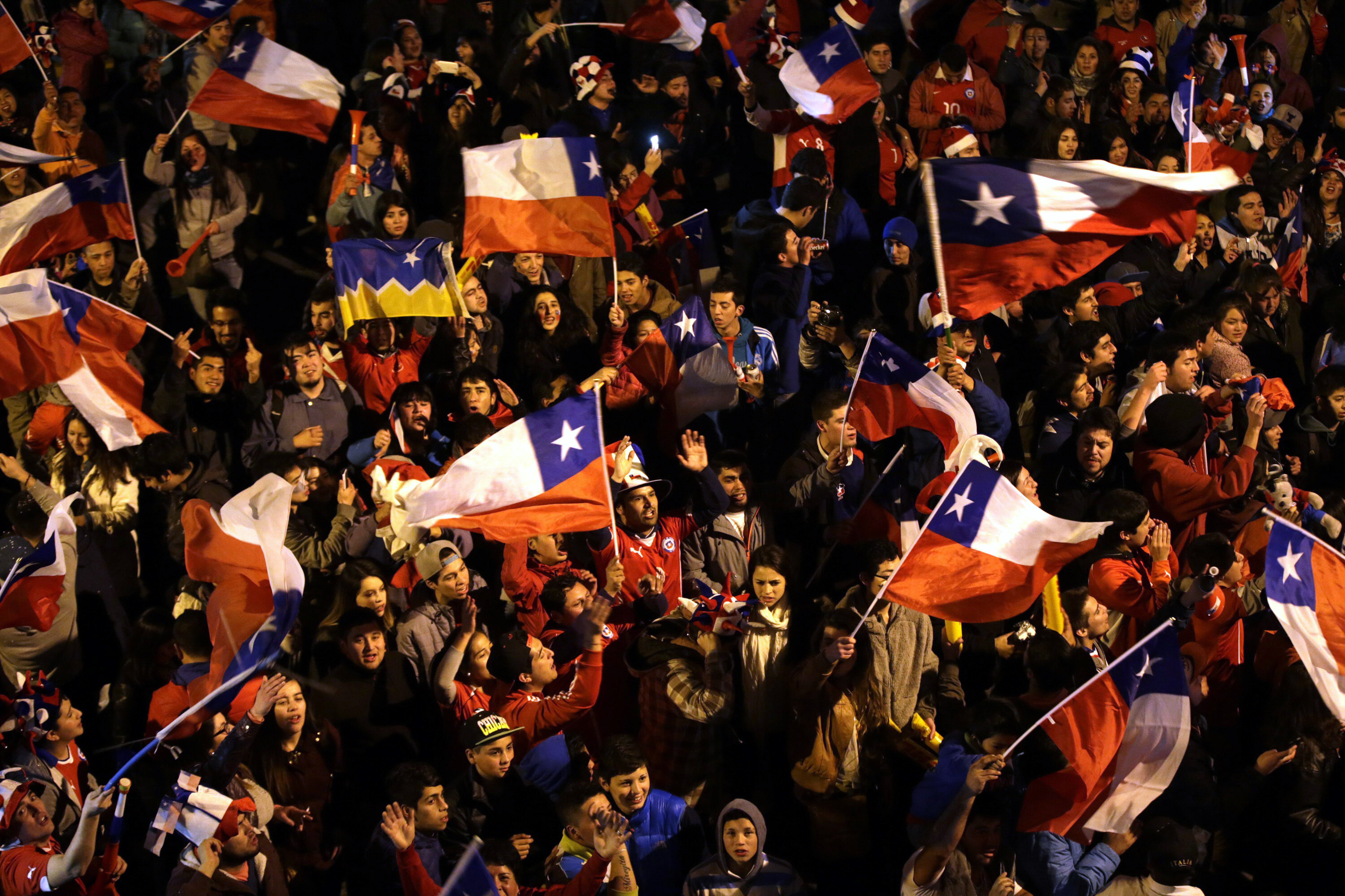 Chile s-a calificat în finala Copa America, graţie dublei lui Vargas. ^La noapte se joacă Argentina - Paraguay / GALERIE FOTO&VIDEO
