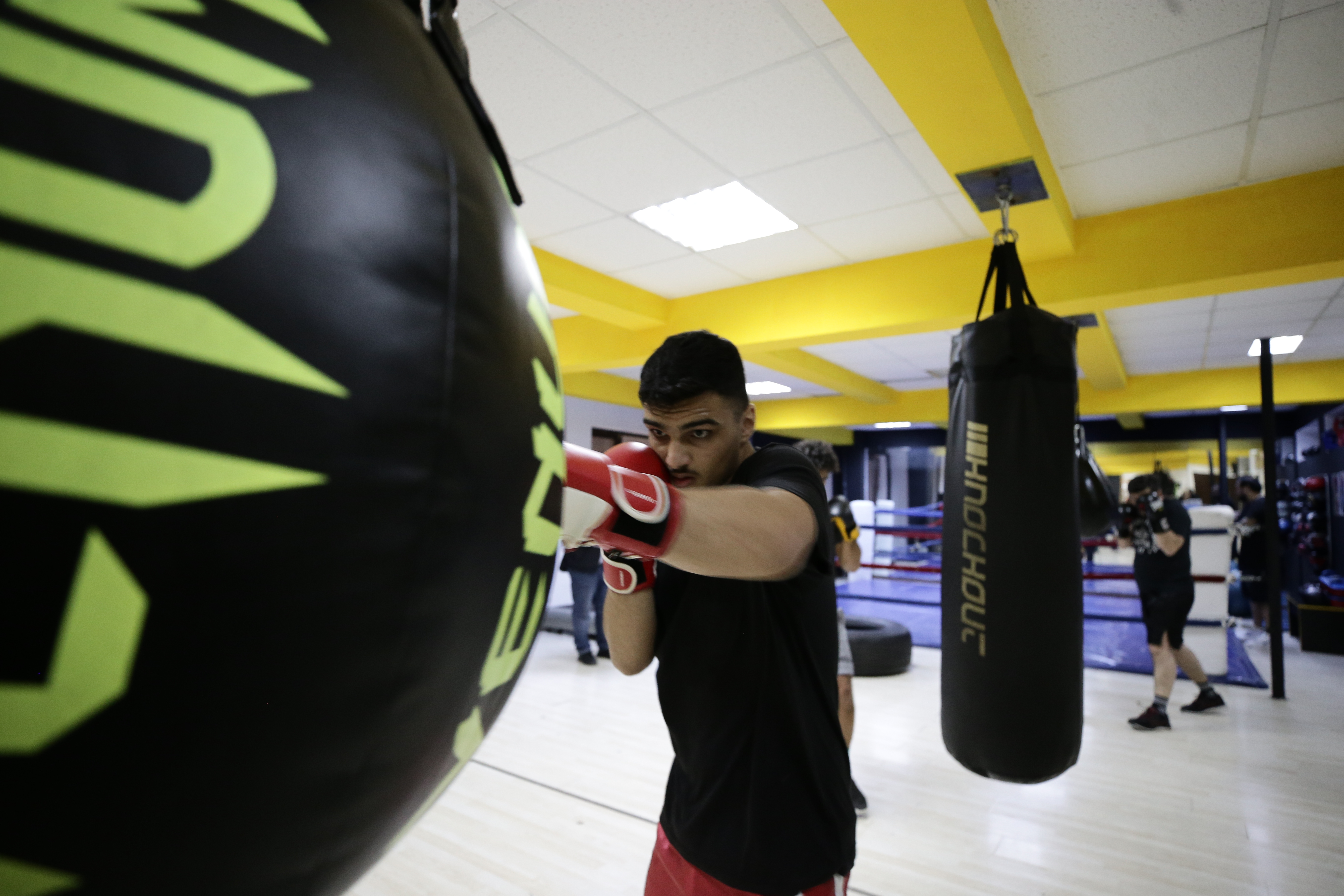 Fight Club de Pipera! Într-o sală din nordul Capitalei, un fost boxer învață mai mulți copii să devină campioni, iar pe corporatiști - să se apere: „Aici ei sunt familia mea”