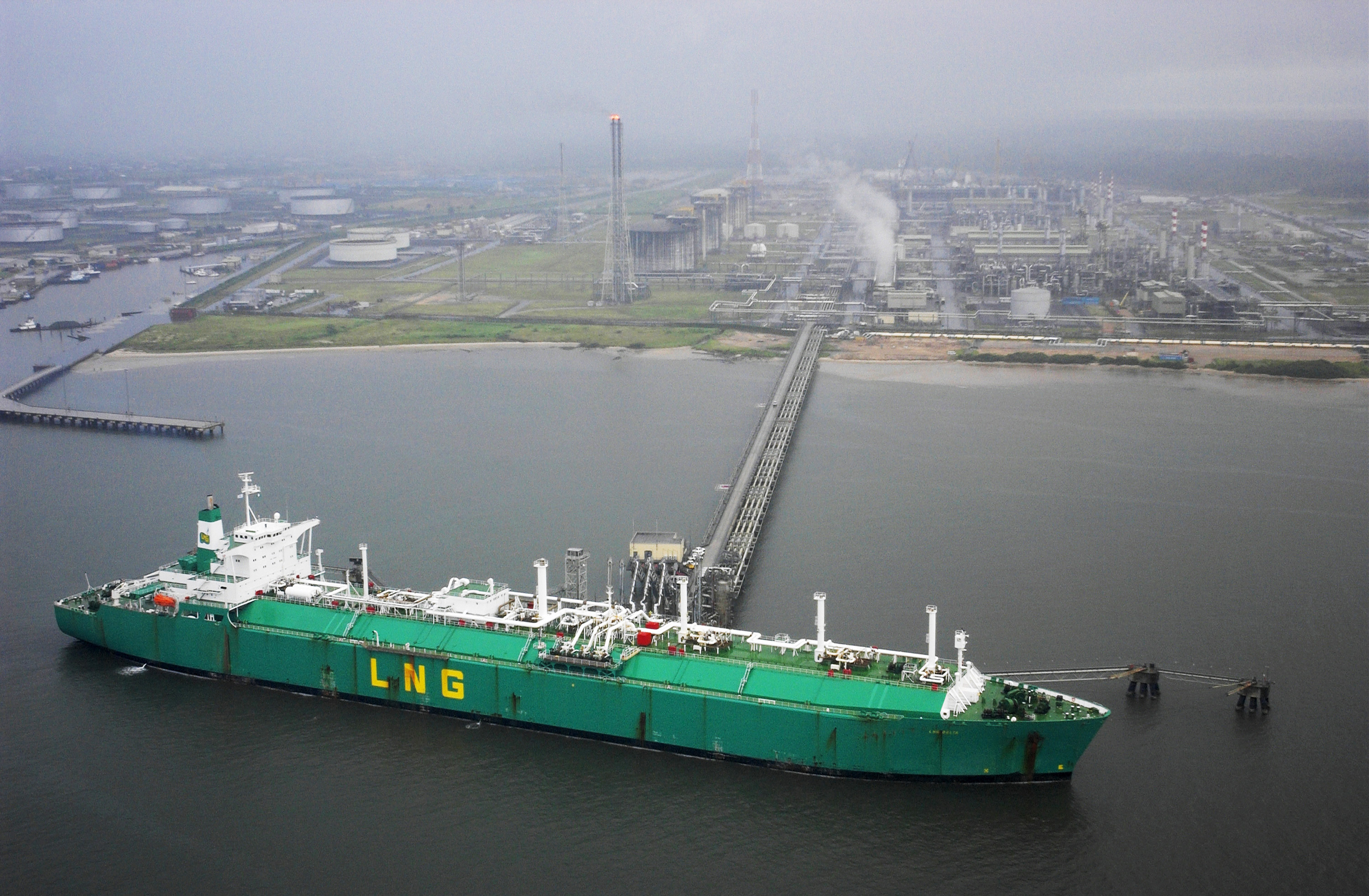  A ship loads liquefied natural gas from the Nigerian Liquefied Natural Gas plant on October 12, 2004, on Bonny Island, Nigeria. [Photo by Jacob Silberberg/Getty Images]