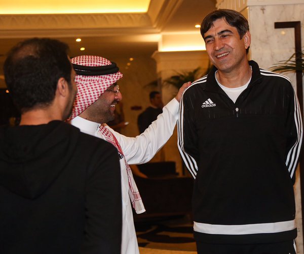 Victor Pițurcă scoate untul din fotbaliștii săi pe plaja din Dubai / GALERIE FOTO