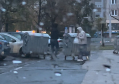 Akkora szélvihar volt Budapesten, hogy az autóknak lökte a lakótelepi kukákat – videó