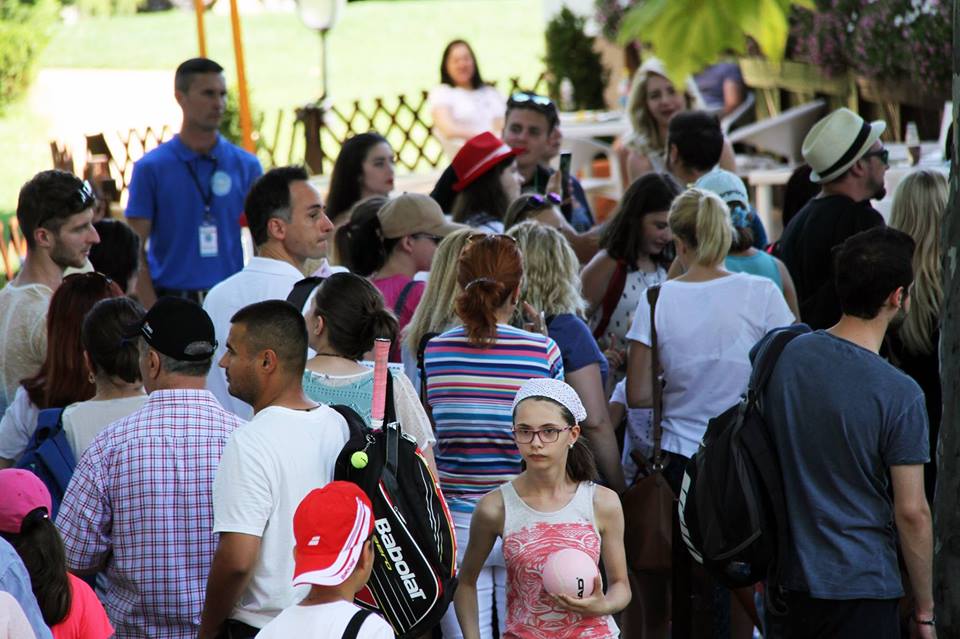 Simona Halep a dat autografe la BRD Bucharest Open GALERIE FOTO