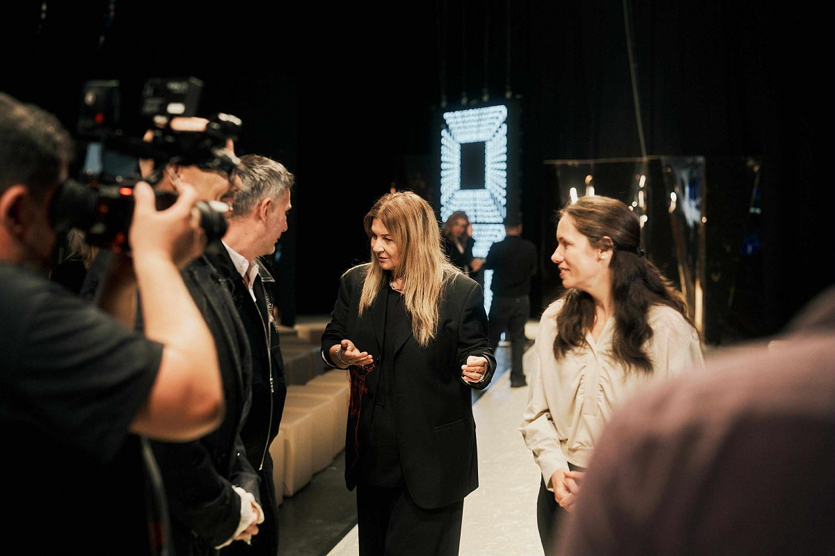 Mirabela Grădinaru, apariție elegantă la Romanian Fashion Week Bucharest 2025. Cât costă bluza purtată la eveniment de partenera lui Nicușor Dan
