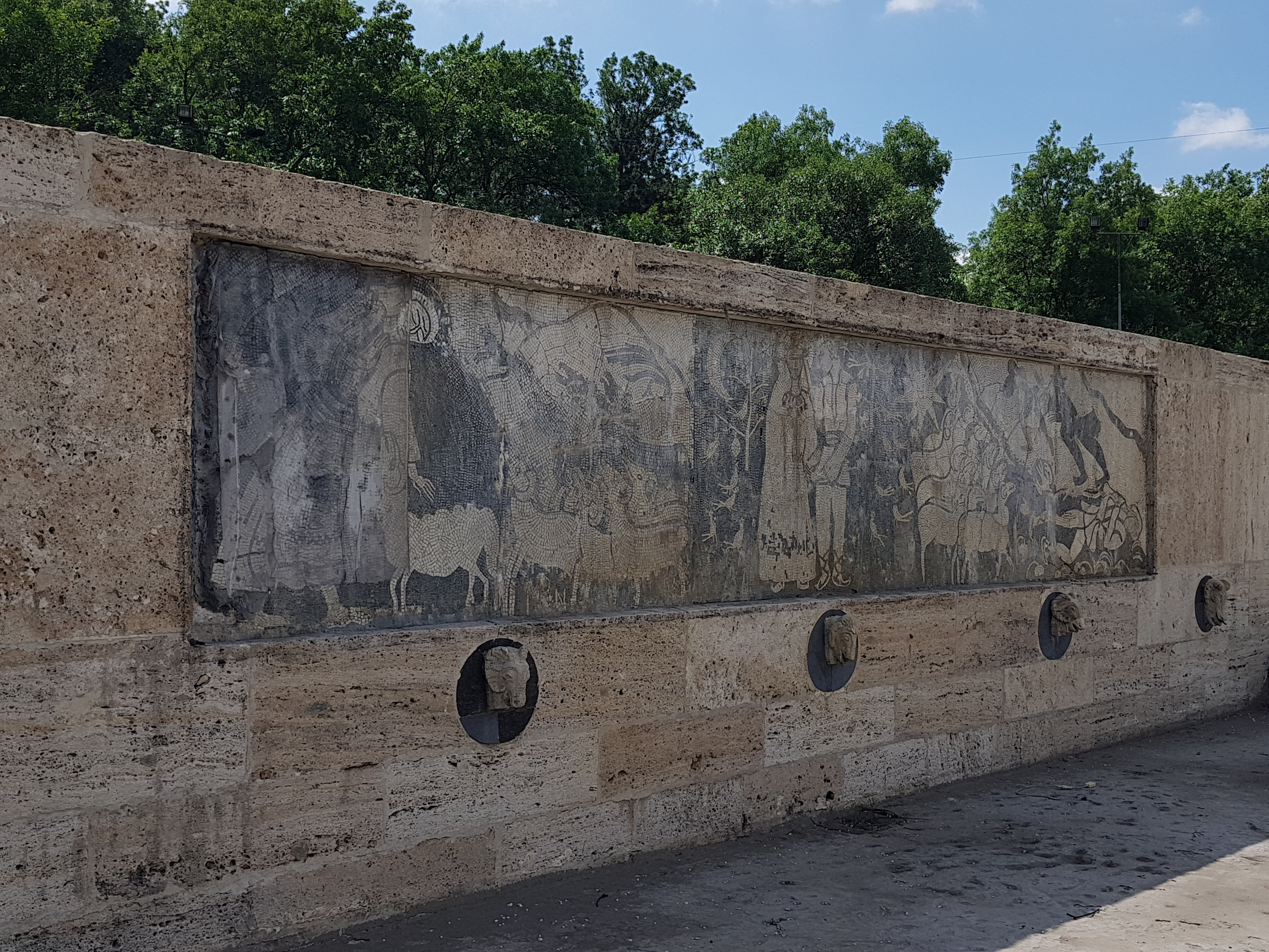 GALERIE FOTO/ Monumentul Fântâna Miorița s-a degradat. Mozaicul original, depreciat de intemperii, timp și nepăsare