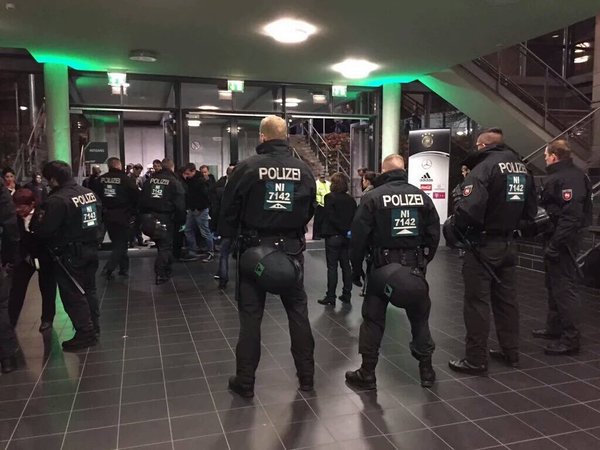 Alarmă cu bombă la Hanovra: ^spectatori evacuați, amicalul Germania - Olanda, anulat! Angela Merkel venise la meci / VIDEO & GALERIE FOTO