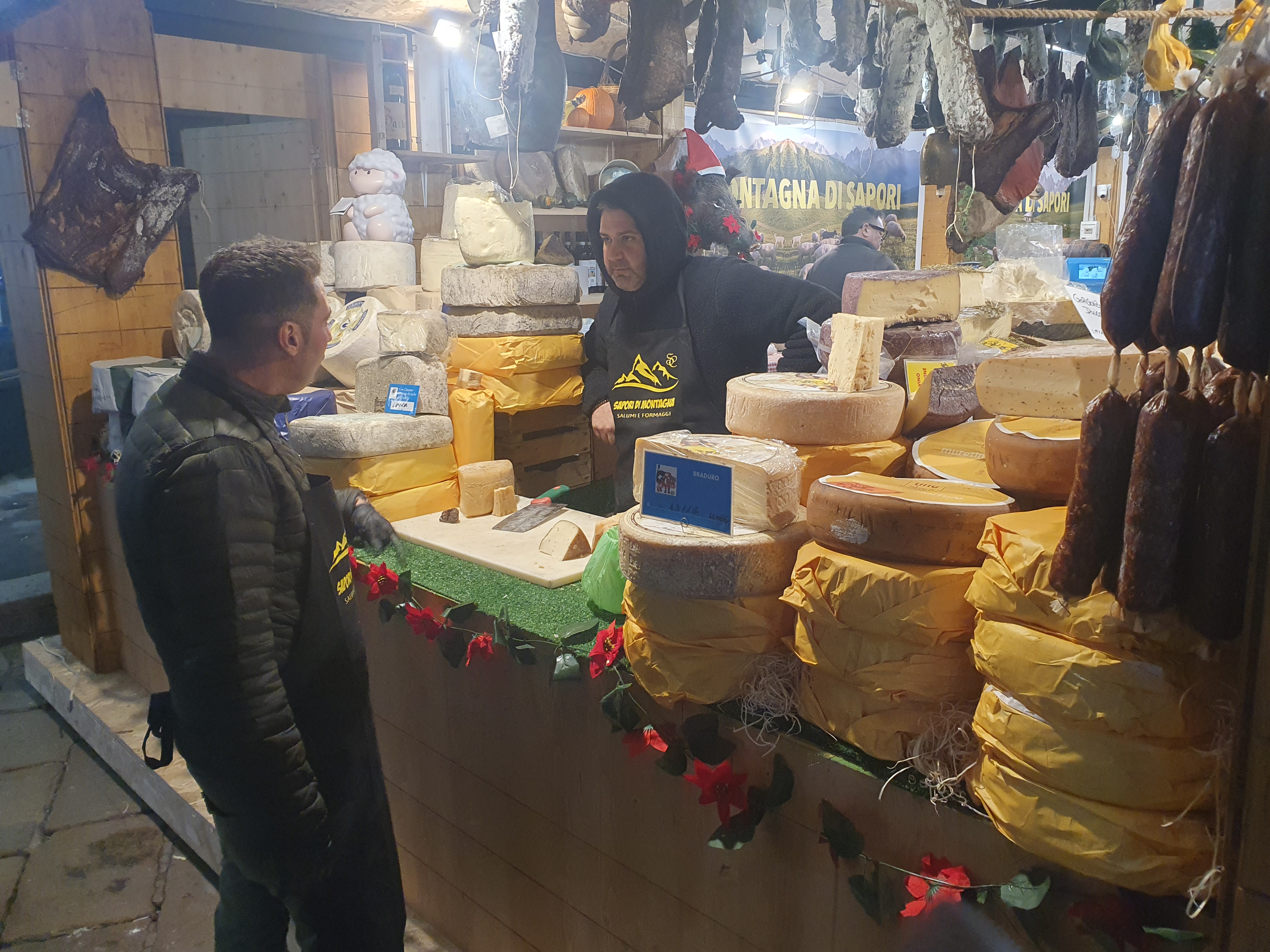 Târgul de Crăciun de la Milano, „stăpânit” de Tina și Milo, mascotele Olimpiadei de Iarnă 2026. Cât costă un pahar de vin fiert, o porție de street-food sau brânzeturile italienești