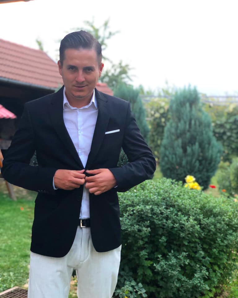 George Tănase, ironii pe scena de la „iUmor” despre reclame: „Intră peste tine în casă, deodată te trezești cu ele, de ai impresia că au venit mascații!”