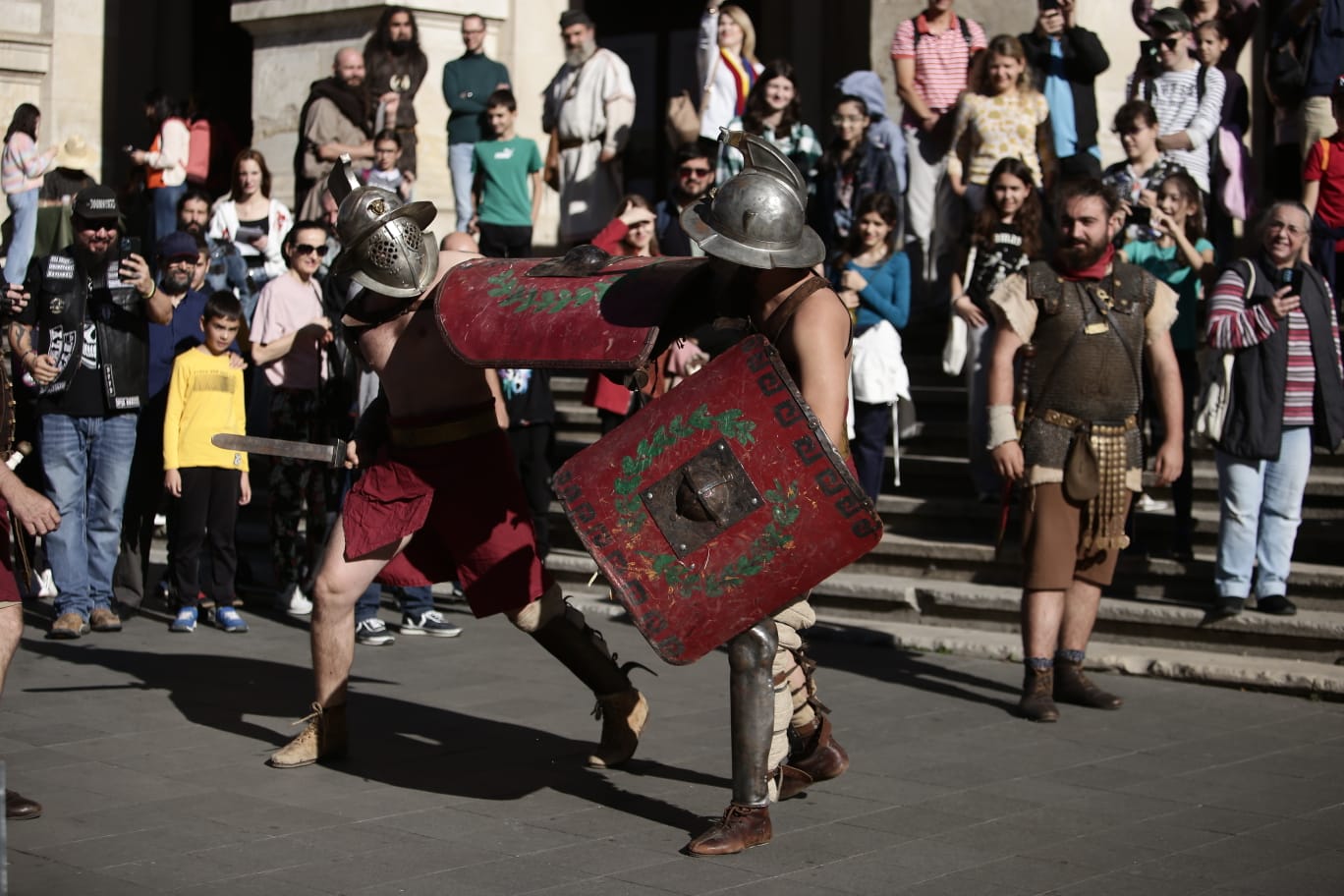 FOTOREPORTAJ. Lupte cu gladiatori pe Calea Victoriei din București, dar și mâncăruri preparate după rețete culinare antice
