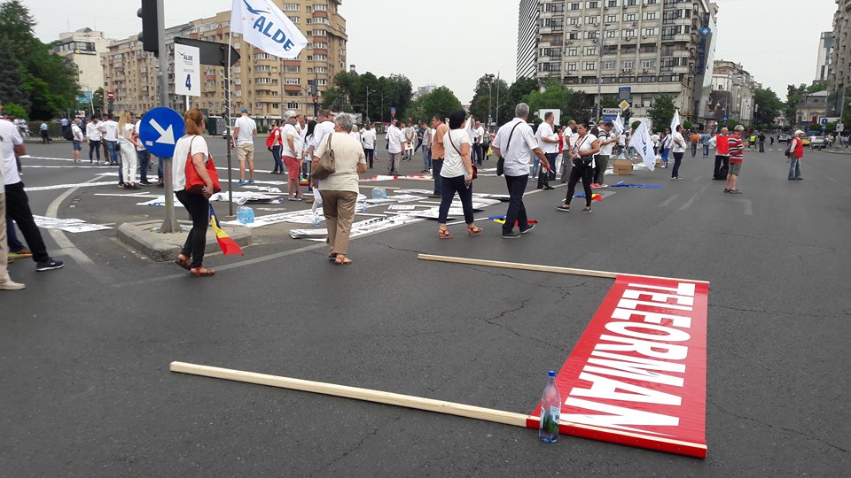 FOTO&VIDEO / Cum s-a desfăşurat mitingul PSD. Peste 100.000 de oameni au umplut Piaţa Victoriei
