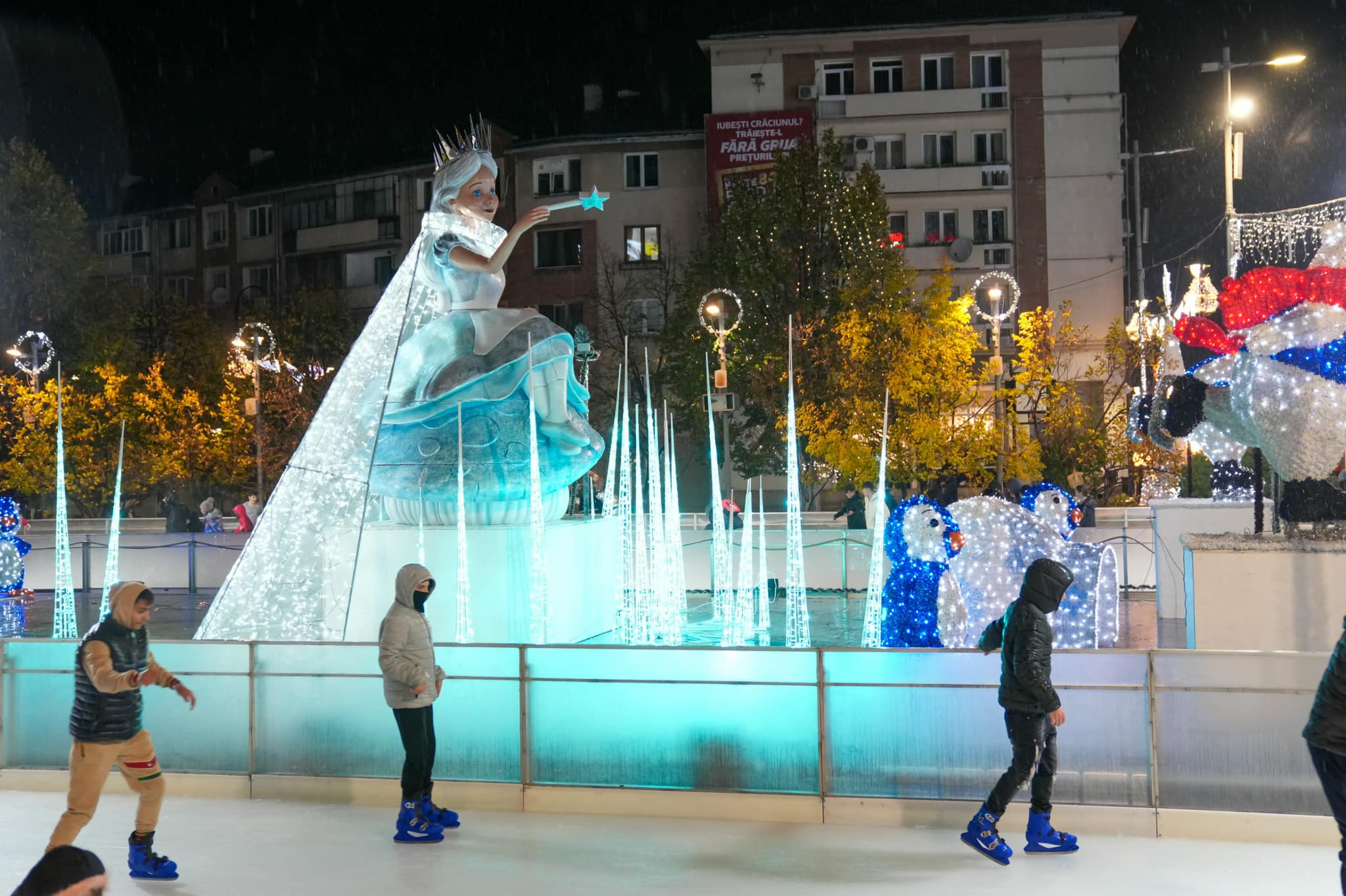 FOTO. Târgul de Crăciun de la Craiova și-a deschis porțile: o roată panoramică-gigant, patinoar, căsuțe cu produse tradiționale și două milioane de beculețe au transformat Bănia